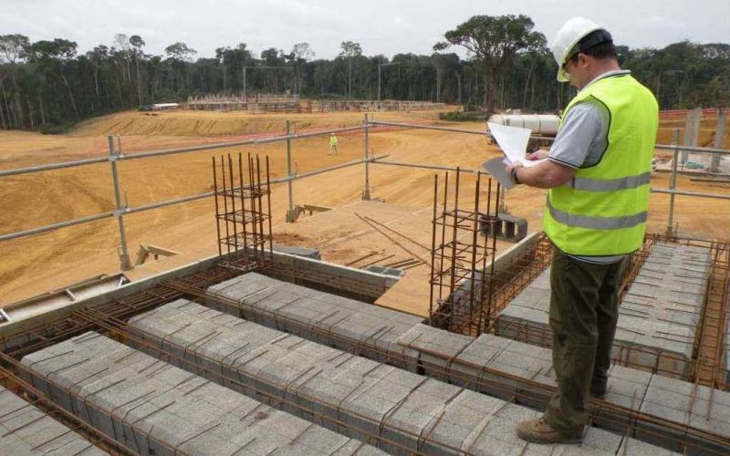 Comprobación de los trabajos de construcción de los edificios y aularios de la Universidad Internacional de Guinea Ecuatorial.