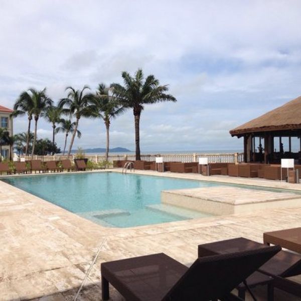 Piscina y restaurante