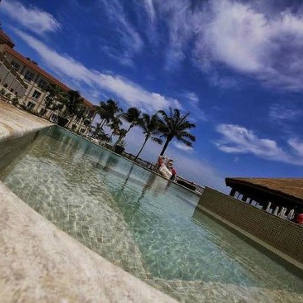 Piscina y restaurante exterior