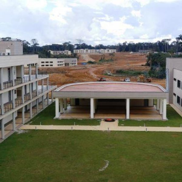 Fase final de las obras del edificio de arquitectura, de ingeniería y la cafetería