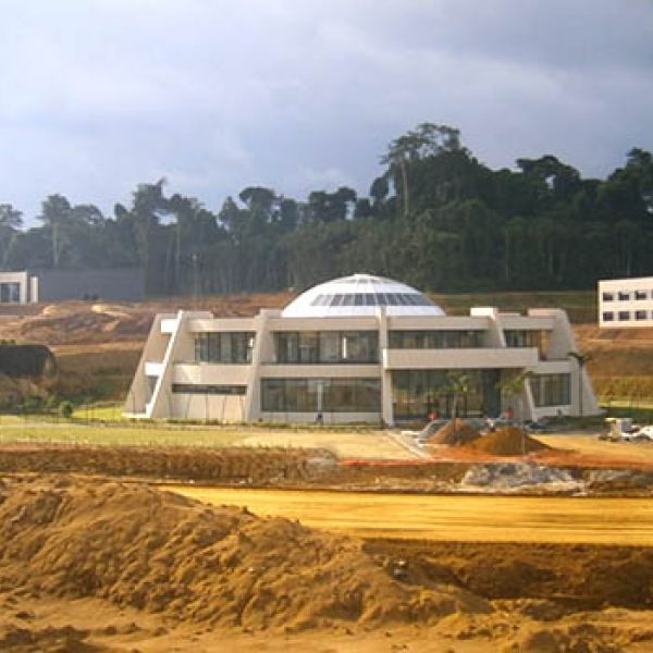 Obras de edificio de la biblioteca, al fondo edificio de escuela de negocios y edificio de escuela de químicas